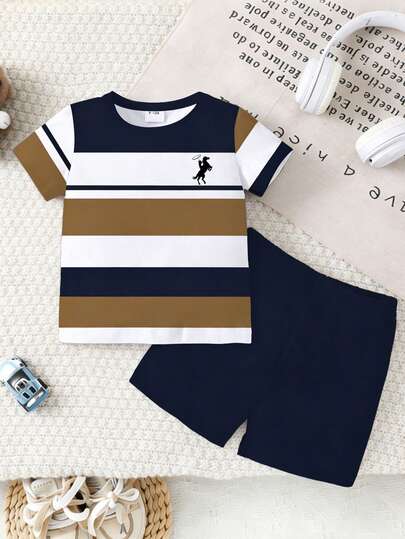 SHEIN Playful Pals طقم طفل ولد، تي شيرت بياقة مستديرة بطبعة شعار بسيط وخطوط، مع شورت أزرق داكن، مناسب للخروجات الصيفية، قطعتان