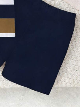 SHEIN Playful Pals طقم طفل ولد، تي شيرت بياقة مستديرة بطبعة شعار بسيط وخطوط، مع شورت أزرق داكن، مناسب للخروجات الصيفية، قطعتان