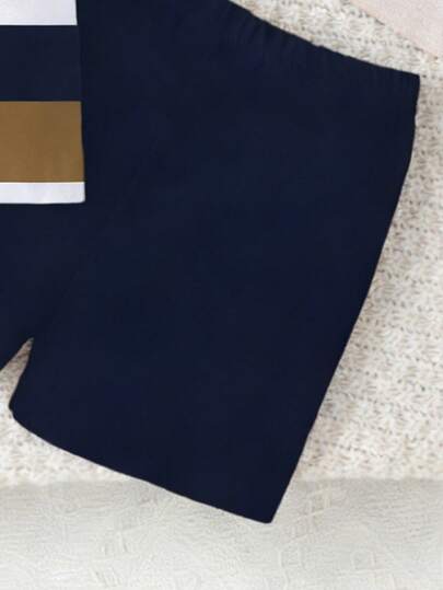 SHEIN Playful Pals طقم طفل ولد، تي شيرت بياقة مستديرة بطبعة شعار بسيط وخطوط، مع شورت أزرق داكن، مناسب للخروجات الصيفية، قطعتان