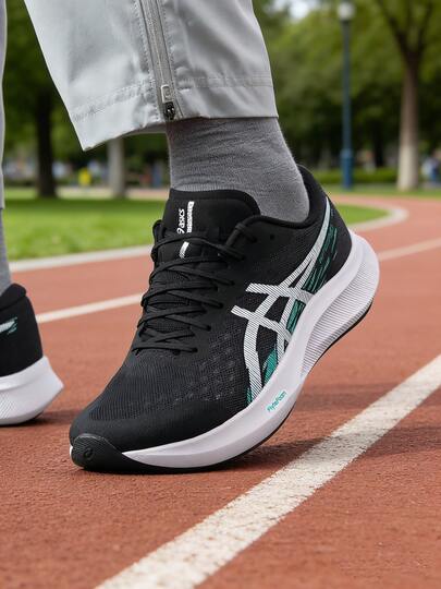 Asics حذاء جري HYPER SPEED 4 بتقنية النعل الأوسط FLYTEFOAM وبطانة النعل الخارجي المطاطية AHAR؛ حذاء تدريب لياقة بدنية للرجال 1011B874-002