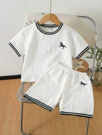 Playful Pals مجموعة من قطعتين للأولاد الصغار، تتكون من ملابس علوية ذات رقبة مستديرة وأكمام قصيرة من قماش الجاكار مع شورت ذو خصر مطاطي، ملابس رياضية كاجوال باللونين الأسود والأبيض، مناسبة للارتداء اليومي والخارجي
