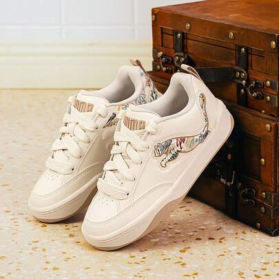 Puma حذاء رياضي Park Lifestyle OG Graffiti للرجال والنساء، مريح وسهل الارتداء للتنقل اليومي، حذاء كاجوال، حذاء رياضي خارجي 405257-01