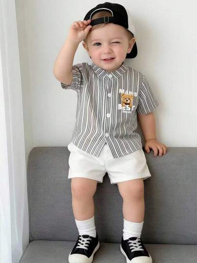 SHEIN Playful Pals مجموعة ملابس للرضع والأطفال الصغار، بنات/أولاد مشتركة من 6 أشهر إلى 3 سنوات، قميص أكمام قصيرة بنقشة الدب مخطط باللونين الأسود والأبيض + شورت أبيض ذو خصر مطاطي، طقم صيفي عادي، قطعتان