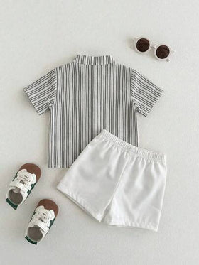 SHEIN Playful Pals مجموعة ملابس للرضع والأطفال الصغار، بنات/أولاد مشتركة من 6 أشهر إلى 3 سنوات، قميص أكمام قصيرة بنقشة الدب مخطط باللونين الأسود والأبيض + شورت أبيض ذو خصر مطاطي، طقم صيفي عادي، قطعتان