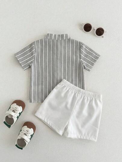 SHEIN Playful Pals مجموعة ملابس للرضع والأطفال الصغار، بنات/أولاد مشتركة من 6 أشهر إلى 3 سنوات، قميص أكمام قصيرة بنقشة الدب مخطط باللونين الأسود والأبيض + شورت أبيض ذو خصر مطاطي، طقم صيفي عادي، قطعتان