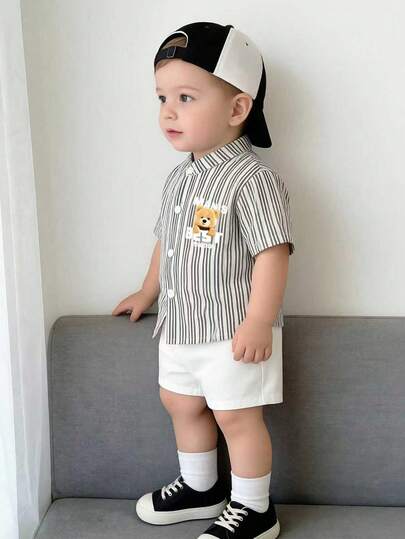 SHEIN Playful Pals مجموعة ملابس للرضع والأطفال الصغار، بنات/أولاد مشتركة من 6 أشهر إلى 3 سنوات، قميص أكمام قصيرة بنقشة الدب مخطط باللونين الأسود والأبيض + شورت أبيض ذو خصر مطاطي، طقم صيفي عادي، قطعتان