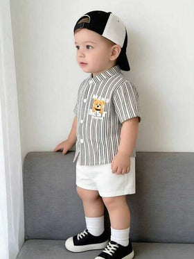 SHEIN Playful Pals مجموعة ملابس للرضع والأطفال الصغار، بنات/أولاد مشتركة من 6 أشهر إلى 3 سنوات، قميص أكمام قصيرة بنقشة الدب مخطط باللونين الأسود والأبيض + شورت أبيض ذو خصر مطاطي، طقم صيفي عادي، قطعتان