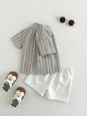SHEIN Playful Pals مجموعة ملابس للرضع والأطفال الصغار، بنات/أولاد مشتركة من 6 أشهر إلى 3 سنوات، قميص أكمام قصيرة بنقشة الدب مخطط باللونين الأسود والأبيض + شورت أبيض ذو خصر مطاطي، طقم صيفي عادي، قطعتان