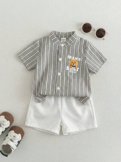 SHEIN Playful Pals مجموعة ملابس للرضع والأطفال الصغار، بنات/أولاد مشتركة من 6 أشهر إلى 3 سنوات، قميص أكمام قصيرة بنقشة الدب مخطط باللونين الأسود والأبيض + شورت أبيض ذو خصر مطاطي، طقم صيفي عادي، قطعتان