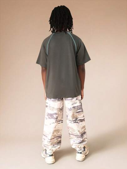 SUMWON مجموعة بلوزة كم قصير زيتوني مع بنطلون كارجو بنمط الكامفلاج، بتصميم مريح وقطعتين، تفاصيل خياطة متباينة، مناسب للعطلات الصيفية