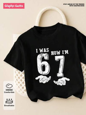 SHEIN تي شيرت أطفال صغار كاجوال بطباعة رقم "67" بأكمام قصيرة وياقة دائرية، مناسب للخروجات، ملابس علوية أسود بأكمام قصيرة "كنت في السادسة والآن أنا في السابعة" هدية عيد ميلاد السابع، ربيع/صيف