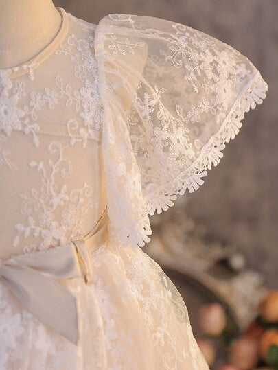 SHEIN فستان أنيق للفتاة الصغيرة بياقة مستديرة وأكمام قصيرة مع كشكشة من الدانتيل