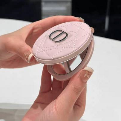 Dior مرآة مكياج مدمجة بشكل قلب مرصعة بألماس وردي، بطراز موضة Y2K، محمولة وقابلة للطي، مناسبة للمكياج في المكتب، وحفلات الشاي مع الصديقات، وهدايا المناسبات