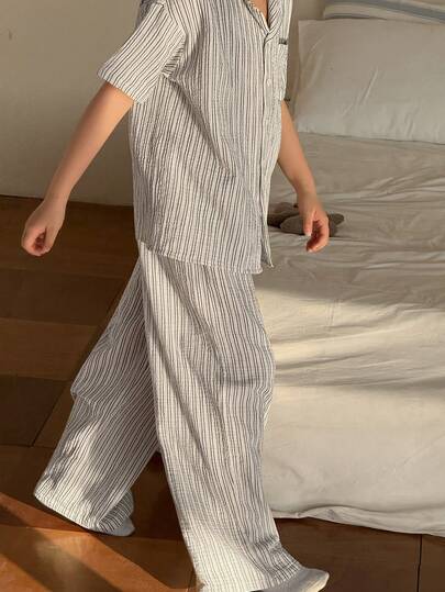 Dazy Kids طقم بيجامة مكون من ملابس علوية أكمام قصيرة بأزرار أمامية وبنطال مطبوع بخطوط للأولاد المراهقين