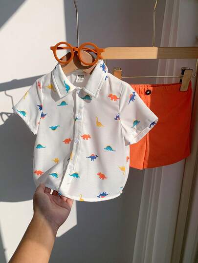 SHEIN مجموعة قميص وشورت للأطفال حديثي الولادة جنسين، قميص بأكمام قصيرة مطبوع بطبعة ديناصور ملونة وشورت برتقالي، ملابس صيفية عصرية وجميلة