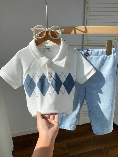 SHEIN مجموعة ملابس جنتلمان للأطفال الصبيان، تتكون من قميص بولو بأكمام قصيرة بنمط أرجايل وبنطال مربعات زرقاء، مناسبة لحفلات عيد الميلاد والحفلات المسائية والأعراس وحفلات استقبال المواليد وعيد الميلاد الأول