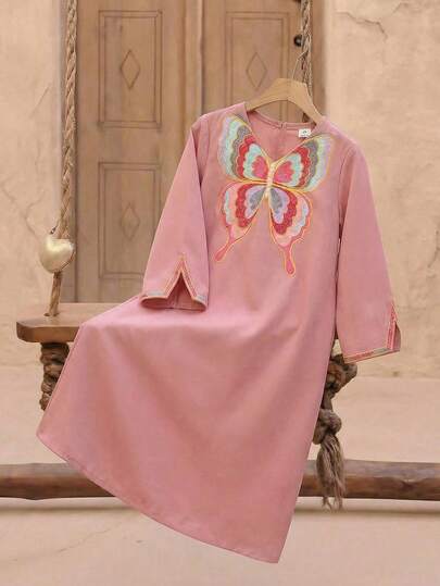 SHEIN فستان طويل فضفاض بأكمام طويلة وياقة على شكل حرف V مطرز بفراشة، لون وردي، مناسب للسفر والعطلات والريف والمنتجعات الكاجوال والبوهيمي، ملابس متطابقة للأخت والابنة