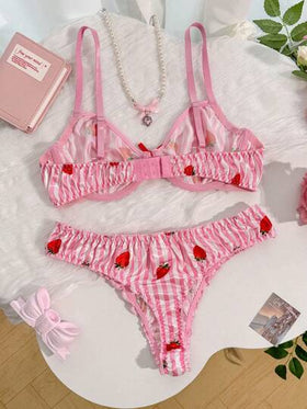 PetitDoll مجموعة ملابس داخلية نسائية مكونة من 2 قطعة، مزينة بطبعات الفراولة والدانتيل الرقيق، مناسبة للعطلات