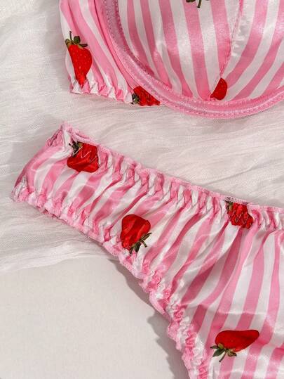 PetitDoll مجموعة ملابس داخلية نسائية مكونة من 2 قطعة، مزينة بطبعات الفراولة والدانتيل الرقيق، مناسبة للعطلات