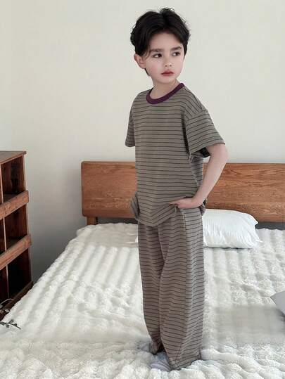 Dazy Kids طقم بيجامة صيفي للأولاد المراهقين، ملابس علوية كاجوال بأكمام قصيرة مخطط وبنطلون