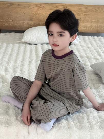 Dazy Kids طقم بيجامة صيفي للأولاد المراهقين، ملابس علوية كاجوال بأكمام قصيرة مخطط وبنطلون
