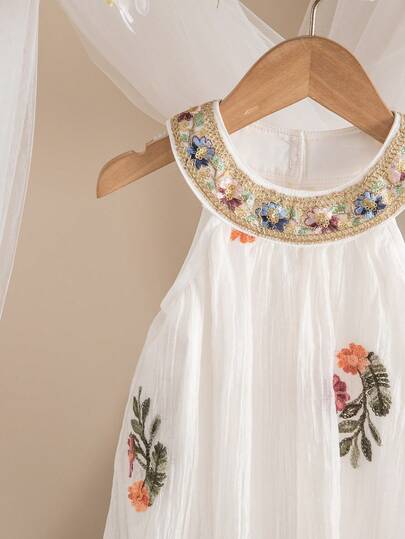 SHEIN رومبير رومبر فضفاضة للأطفال الرضع البنات مزينة بشريط مطرز أنيق وجميل، أبيض عاجي