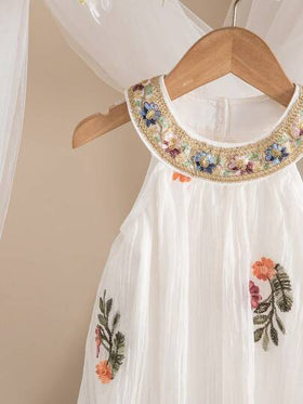 SHEIN رومبير رومبر فضفاضة للأطفال الرضع البنات مزينة بشريط مطرز أنيق وجميل، أبيض عاجي