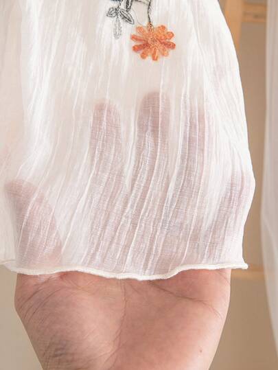 SHEIN رومبير رومبر فضفاضة للأطفال الرضع البنات مزينة بشريط مطرز أنيق وجميل، أبيض عاجي