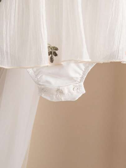 SHEIN رومبير رومبر فضفاضة للأطفال الرضع البنات مزينة بشريط مطرز أنيق وجميل، أبيض عاجي