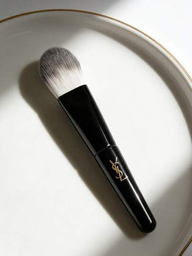 Yves Saint Laurent فرشاة أساس تركيبية ممتازة بشعيرات كثيفة ناعمة ذات تغطية واسعة مع شعار ذهبي