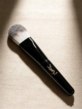 Yves Saint Laurent فرشاة أساس تركيبية ممتازة بشعيرات كثيفة ناعمة ذات تغطية واسعة مع شعار ذهبي