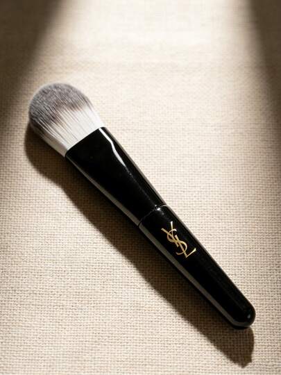 Yves Saint Laurent فرشاة أساس تركيبية ممتازة بشعيرات كثيفة ناعمة ذات تغطية واسعة مع شعار ذهبي