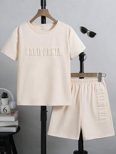 SHEIN مجموعة قميص وشورت أزرق سماوي للأولاد المراهقين للربيع/الصيف، ملابس رياضية عصرية بطباعة حرفية ثلاثية الأبعاد، طقم صيفي للأولاد، 2 قطعة