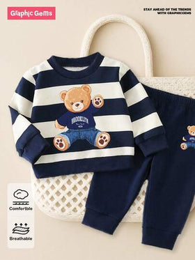 SHEIN Playful Pals مجموعة ملابس عادية أنيقة للأطفال الصبية، تشمل بلوزة رياضية مزينة برسم الدب المخطط وبنطال رياضي مطابق، مريحة ومناسبة للخريف/الشتاء/الربيع