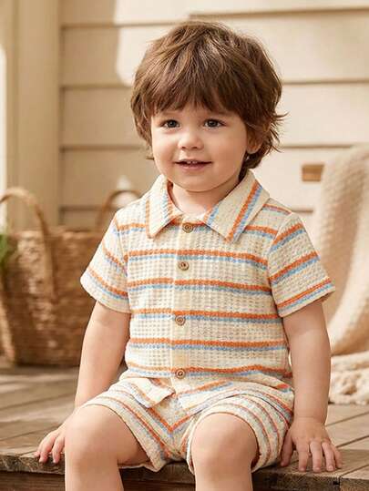 SHEIN Vintaside Kids ملابس أطفال حديثي الولادة - 1 سنة، طقم قميص أكمام قصيرة وشورت بلون المشمش، قماش نسيجي مناسب لارتداء الأطفال في الصيف، القماش النسيجي يعطي إحساسًا بالجودة