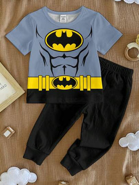 BATMAN X SHEIN مجموعة بيجامة مكونة من ملابس علوية كاجوال بأكمام قصيرة مطبوع عليه خفافيش وبنطلون ضيق مناسبة للربيع والصيف، 2 قطعة/طقم