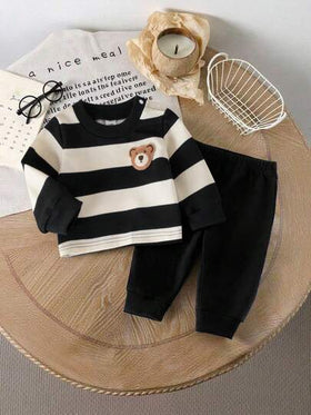 SHEIN طقم ملابس كاجوال للطفل الرضيع الصبي، ملابس علوية كم طويل بياقة طاقم مخطط باللون الأزرق الكحلي والبرتقالي الفاتح مزين بتطريز دب، مقترن مع بنطلون أزرق كحلي، مناسب للربيع والخريف