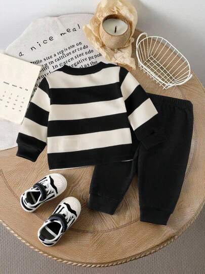 SHEIN طقم ملابس كاجوال للطفل الرضيع الصبي، ملابس علوية كم طويل بياقة طاقم مخطط باللون الأزرق الكحلي والبرتقالي الفاتح مزين بتطريز دب، مقترن مع بنطلون أزرق كحلي، مناسب للربيع والخريف