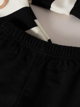 SHEIN طقم ملابس كاجوال للطفل الرضيع الصبي، ملابس علوية كم طويل بياقة طاقم مخطط باللون الأزرق الكحلي والبرتقالي الفاتح مزين بتطريز دب، مقترن مع بنطلون أزرق كحلي، مناسب للربيع والخريف