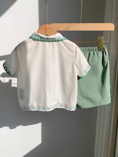 SHEIN مجموعة ملابس علوية وشورت كاجوال للأطفال الرضع الجنسين بطبعة ديناصور جميلة، قصيرة الأكمام، ملابس صيفية للأولاد الرضع، طقم، ملابس علوية أكمام قصيرة، قطعتان