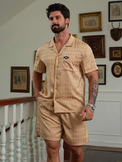 DAZY بيجامة رجالية مكونة من قميص بأكمام قصيرة وشورت، من قماش ذو ملمس صيفي مع شعار ذهبي