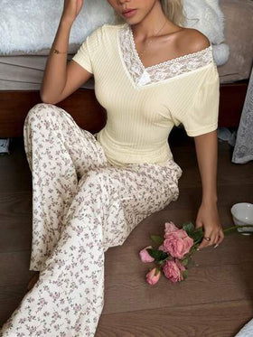 SHEIN مجموعة قطعتين بطبعة زهور صيفية، توب بأكمام قصيرة وبنطلون، عصري وينحف المظهر