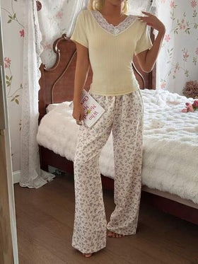 SHEIN مجموعة قطعتين بطبعة زهور صيفية، توب بأكمام قصيرة وبنطلون، عصري وينحف المظهر