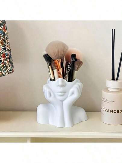 منظم مكياج بلاستيكي 12.5 سم * 10.5 سم، حامل فرش مكياج بتصميم وجه تجريدي إبداعي، ديكور منزلي، صندوق تخزين فرش المكياج + حامل أقلام متعدد الوظائف للمكتب والمنزل وغرفة المعيشة والمنضدة والحمام، هدية للعائلة والزملاء والأحباء، أبيض