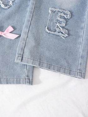 SHEIN بنطلون جينز بقصة واسعة مخصص مع لوحة أمامية مشقوقة ومزخرفة بفراشة ثلاثية الأبعاد، بتصميم كاجوال فضفاض مناسب لجميع المواسم، من الدنيم الأزرق