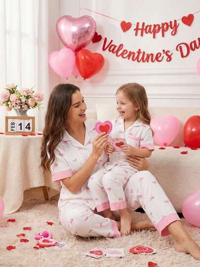 SHEIN مجموعة بيجامة مكونة من قطعتين للبنات الصغيرات، بنمط زهري عتيق على الياقة والجيب الأمامي، أكمام قصيرة، فضفاضة ومريحة، مجموعة ملابس متطابقة للأخوات (تباع مجموعتان بشكل منفصل)