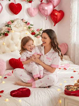 SHEIN مجموعة بيجامة مكونة من قطعتين للبنات الصغيرات، بنمط زهري عتيق على الياقة والجيب الأمامي، أكمام قصيرة، فضفاضة ومريحة، مجموعة ملابس متطابقة للأخوات (تباع مجموعتان بشكل منفصل)