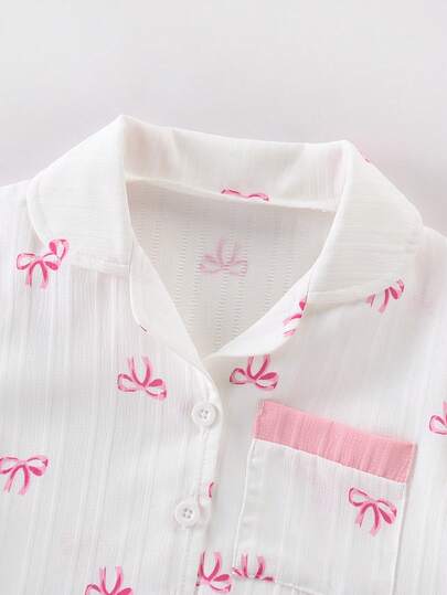 SHEIN مجموعة بيجامة مكونة من قطعتين للبنات الصغيرات، بنمط زهري عتيق على الياقة والجيب الأمامي، أكمام قصيرة، فضفاضة ومريحة، مجموعة ملابس متطابقة للأخوات (تباع مجموعتان بشكل منفصل)