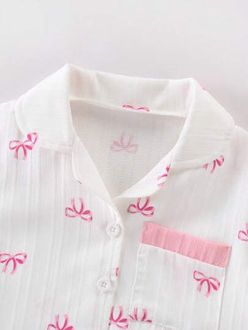 SHEIN مجموعة بيجامة مكونة من قطعتين للبنات الصغيرات، بنمط زهري عتيق على الياقة والجيب الأمامي، أكمام قصيرة، فضفاضة ومريحة، مجموعة ملابس متطابقة للأخوات (تباع مجموعتان بشكل منفصل)