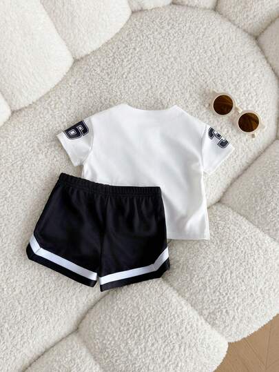 SHEIN طقم قميص قصير الأكمام فضفاض مطبوع عليه حرف وشورت للأطفال الرضع الصبيان، ملابس رياضية كاجوال وعملية